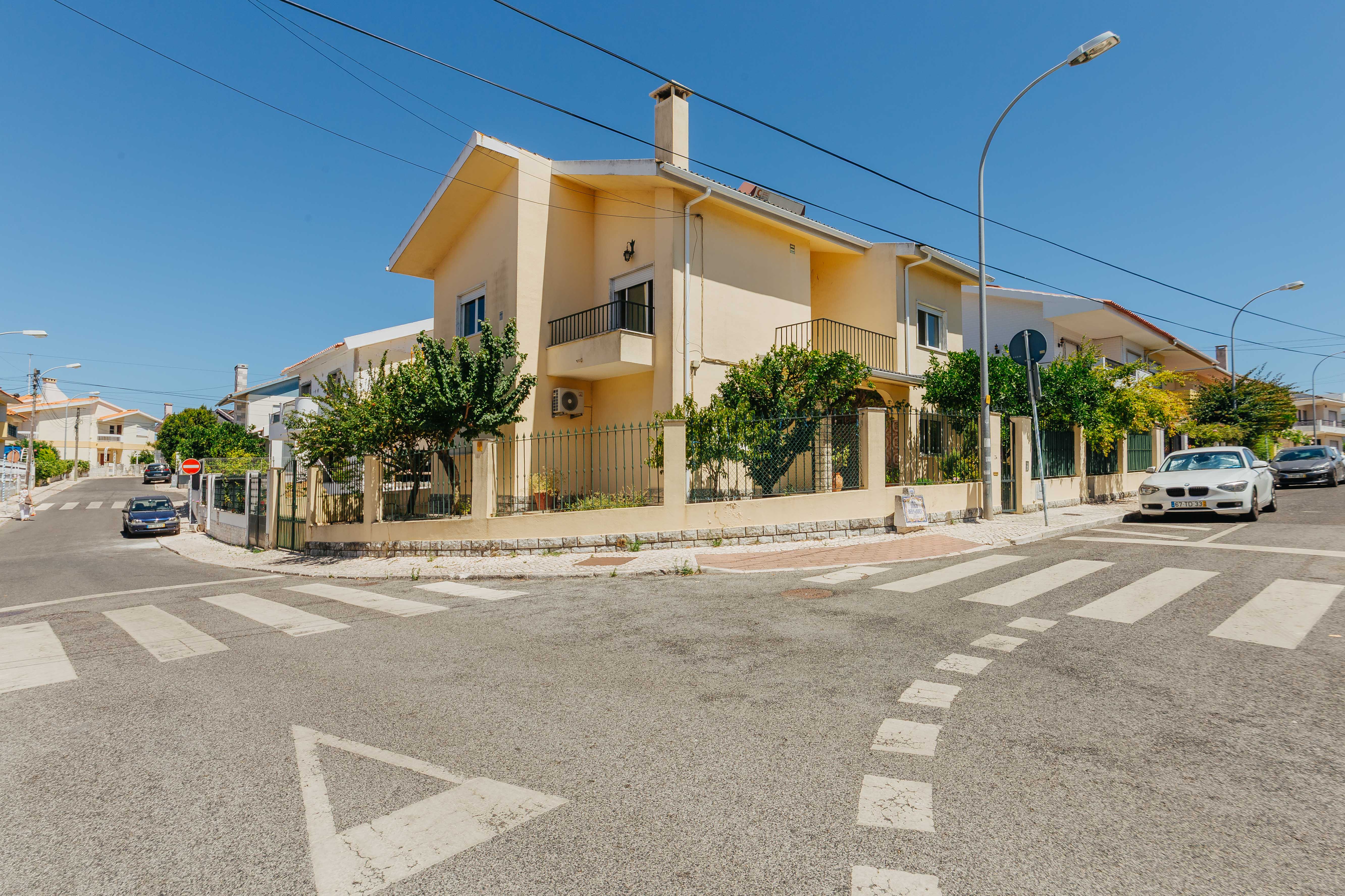 Detached 5-Bedroom House with Garden, Garage, and Basement in Oeiras - Lisbon, Oeiras, Portugal