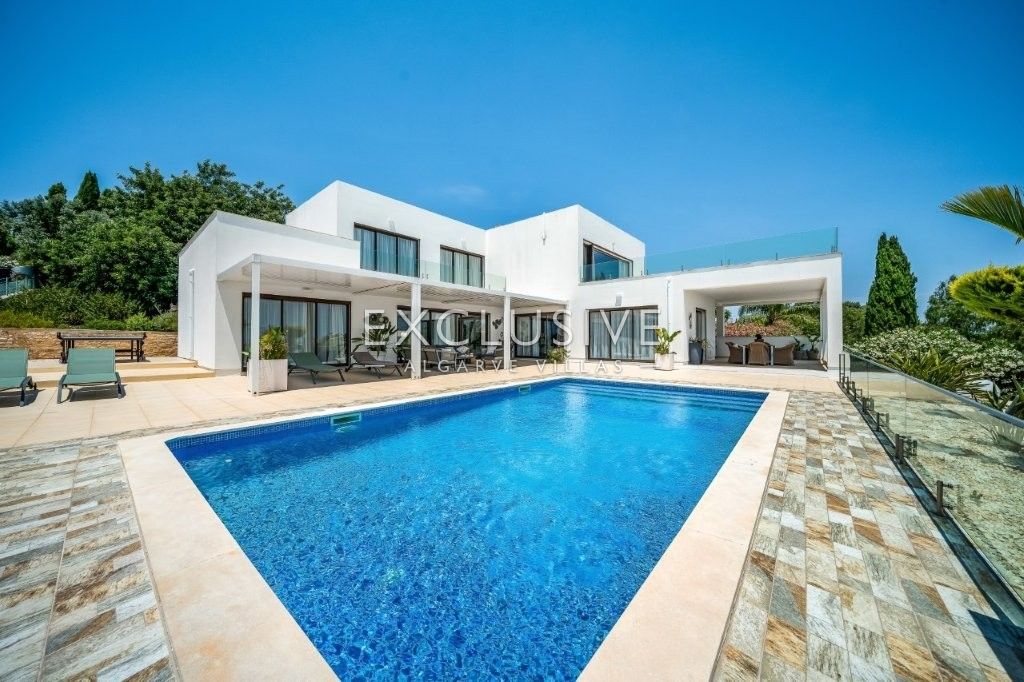 South-east facing Contemporary 4 Bedroom Villa with Pool north of Portimao, Algarve, Portimão, Portugal
