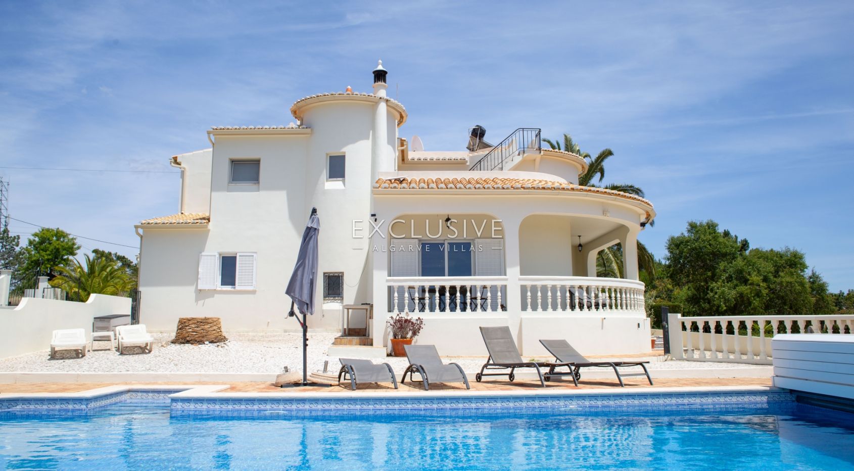 Exclusive 4+1 bedroom Villa with heated pool on 7910m2 plot in Porches, Algarve, Lagoa, Portugal