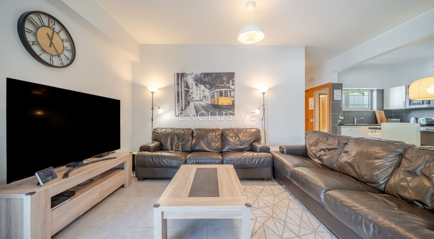 Buy a First Floor Three Bedroom Touristic Apartment in Pinhal da Marina, Vilamoura, photo 3