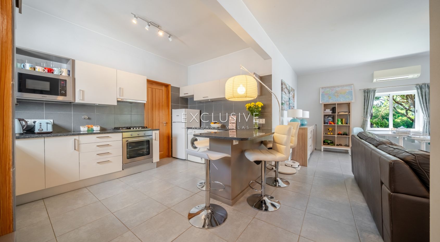 Buy a First Floor Three Bedroom Touristic Apartment in Pinhal da Marina, Vilamoura, photo 4