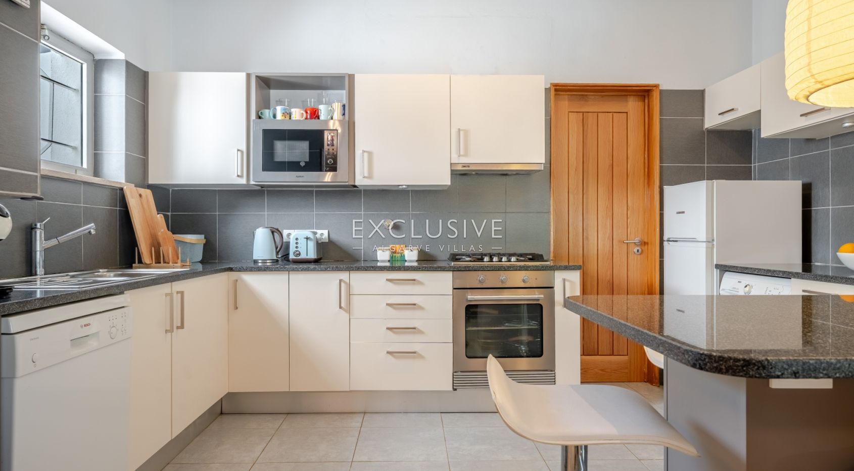 Buy a First Floor Three Bedroom Touristic Apartment in Pinhal da Marina, Vilamoura, photo 5