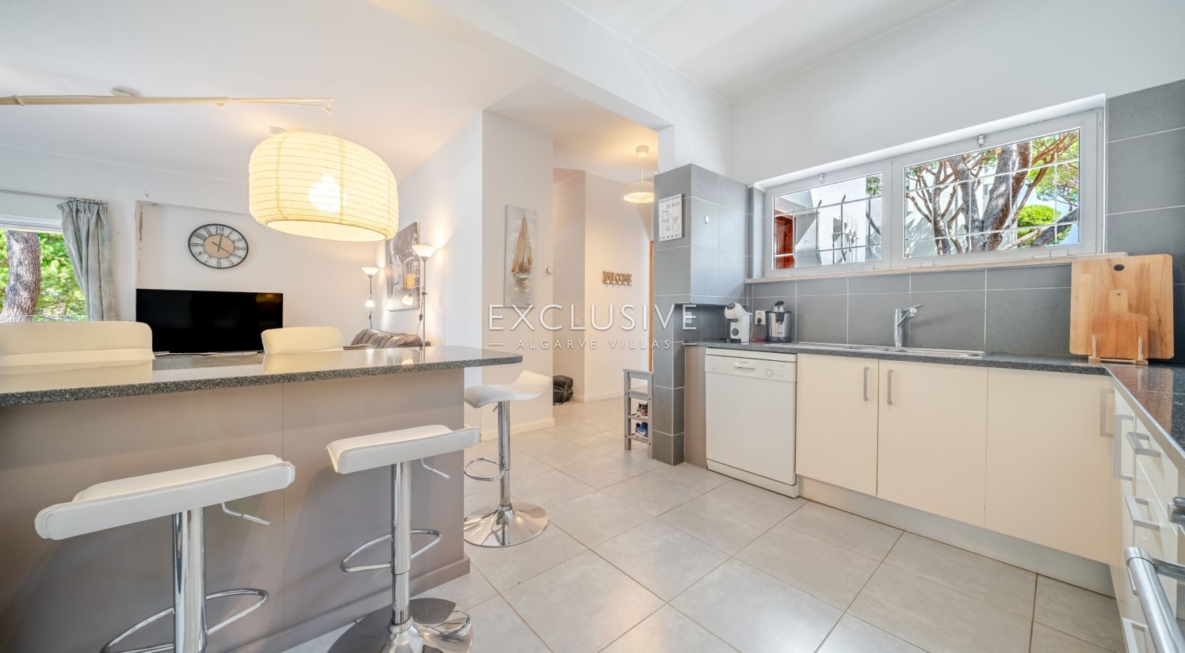 Buy a First Floor Three Bedroom Touristic Apartment in Pinhal da Marina, Vilamoura, photo 6