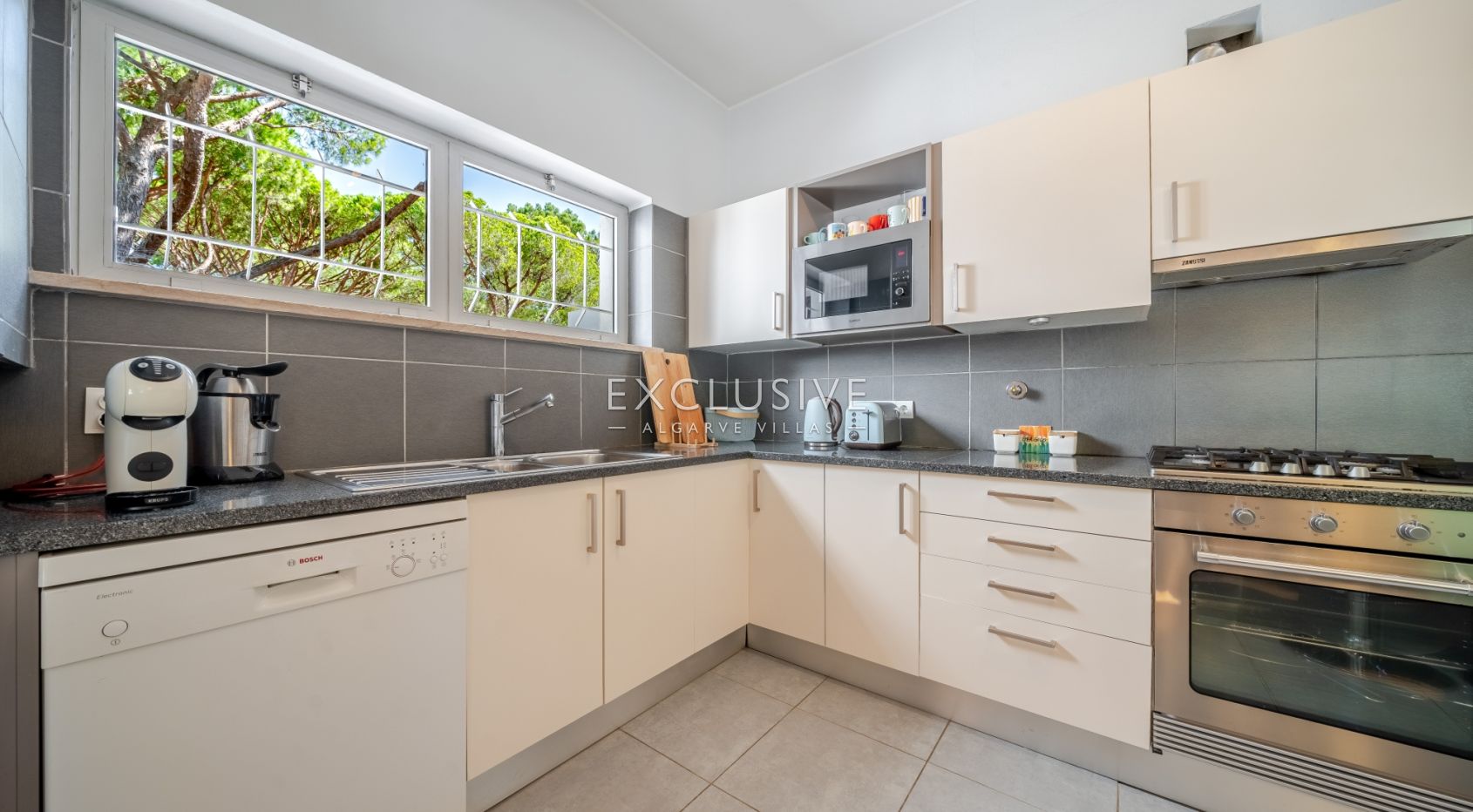 Buy a First Floor Three Bedroom Touristic Apartment in Pinhal da Marina, Vilamoura, photo 7