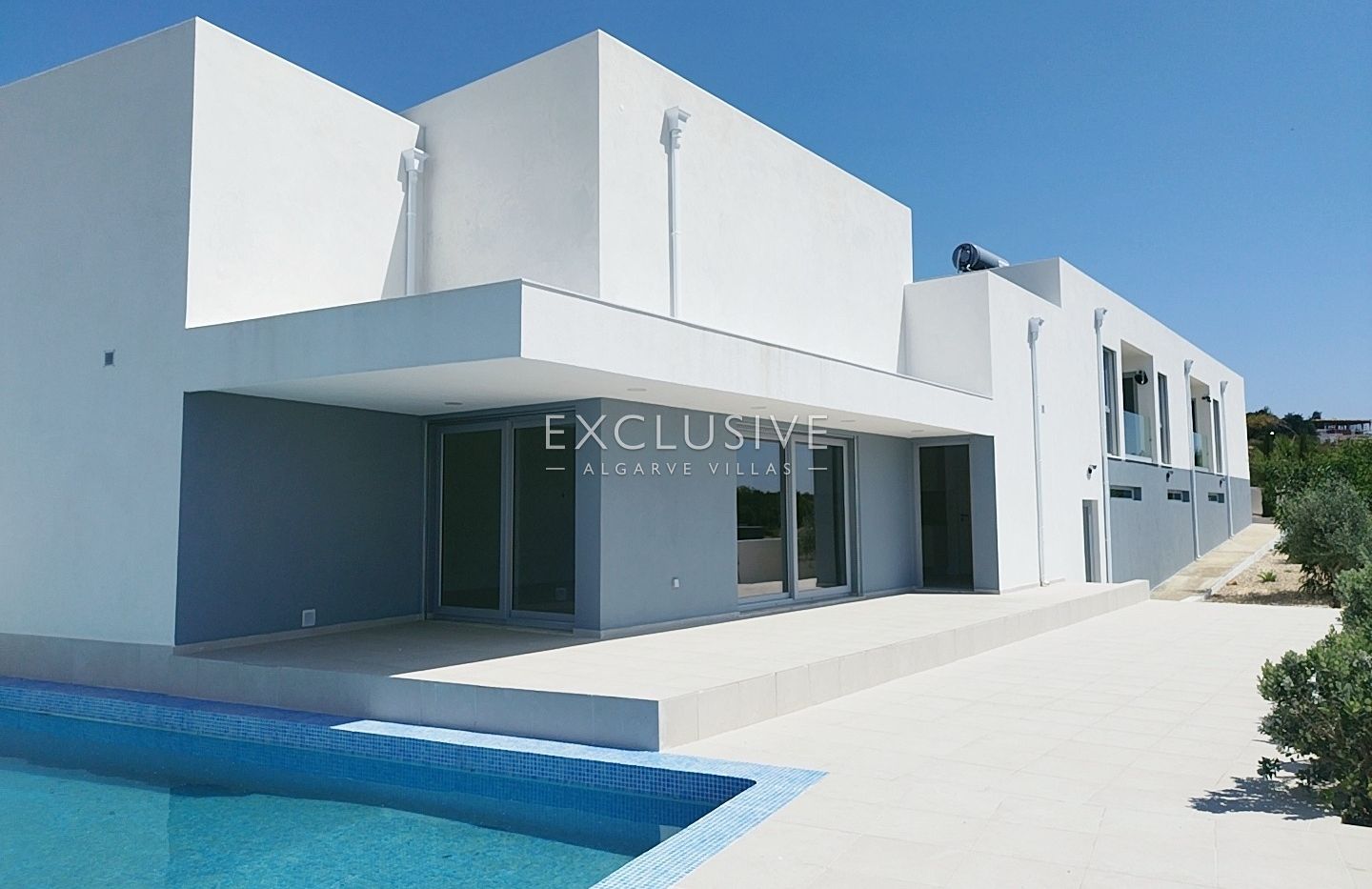 brand New Contemporary 3-Bedroom Villa with Pool & Garage, Central Algarve, Silves, Portugal