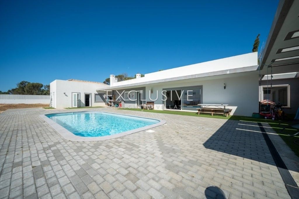 Luxury 4 Bedroom Single level Villa with Private Pool in Penina Golf Portimao in Algarve, Portimão, Portugal