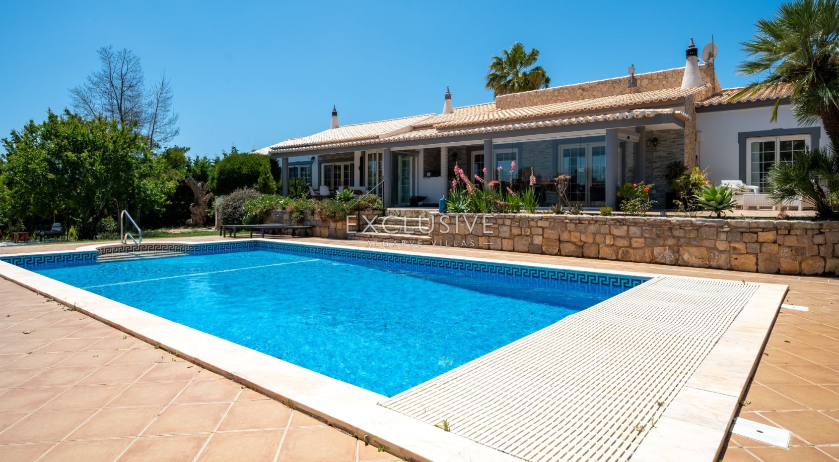 4+2 bedroom villa with pool on large plot in Carvoeiro, Lagoa, Portugal