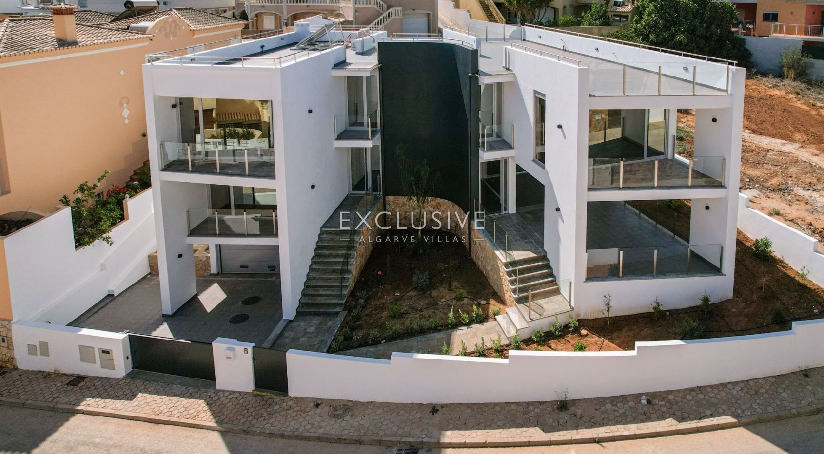Buy Modern Villa with pool in central location in Lagos, Western Algarve, photo 3