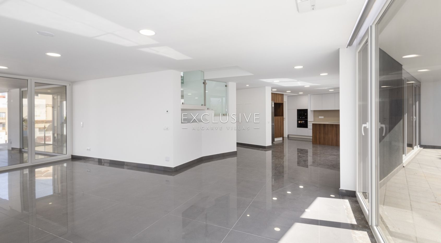 Buy Modern Villa with pool in central location in Lagos, Western Algarve, photo 5