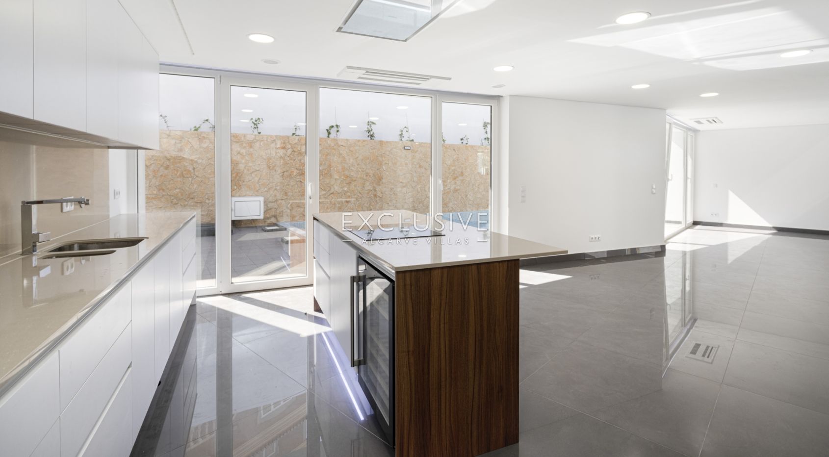 Buy Modern Villa with pool in central location in Lagos, Western Algarve, photo 8