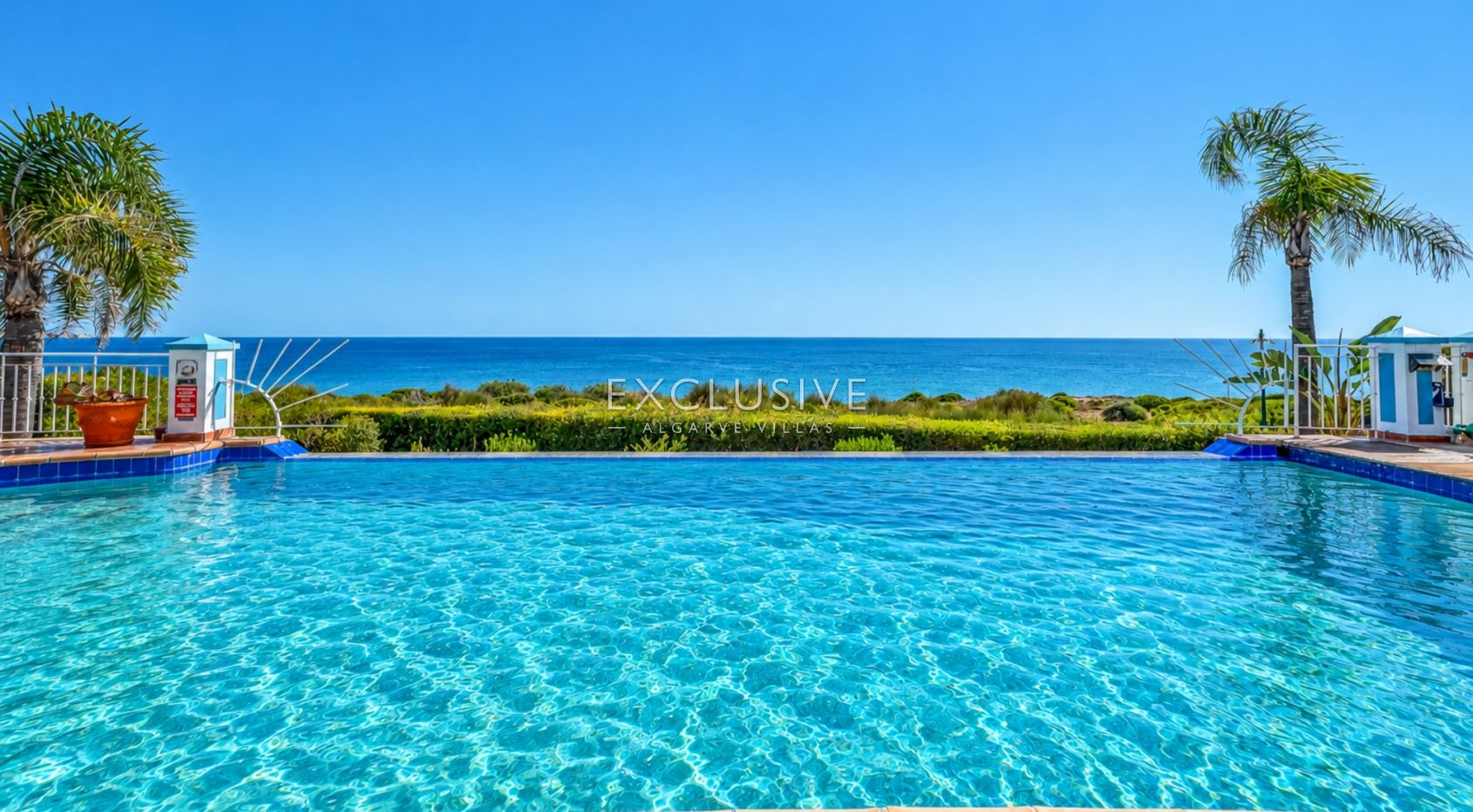 Sea front villa in Praia da Luz, Lagos, Lagos, Portugal