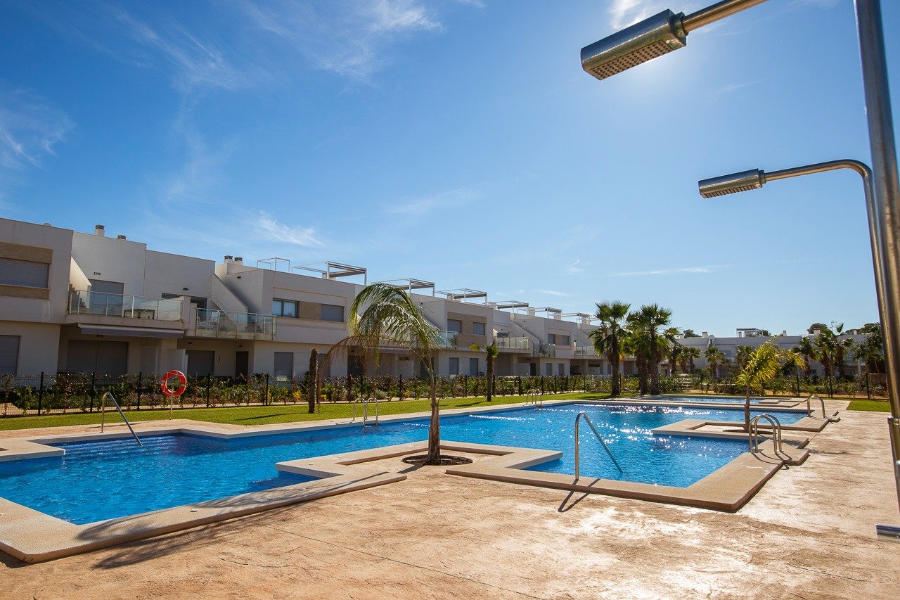 Top-floor bungalow with 2 bedrooms and a private solarium for sale in a Golf Resort (Orihuela), Orihuela, Spain