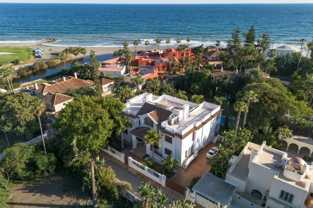 Villa in Estepona, Estepona, Spain