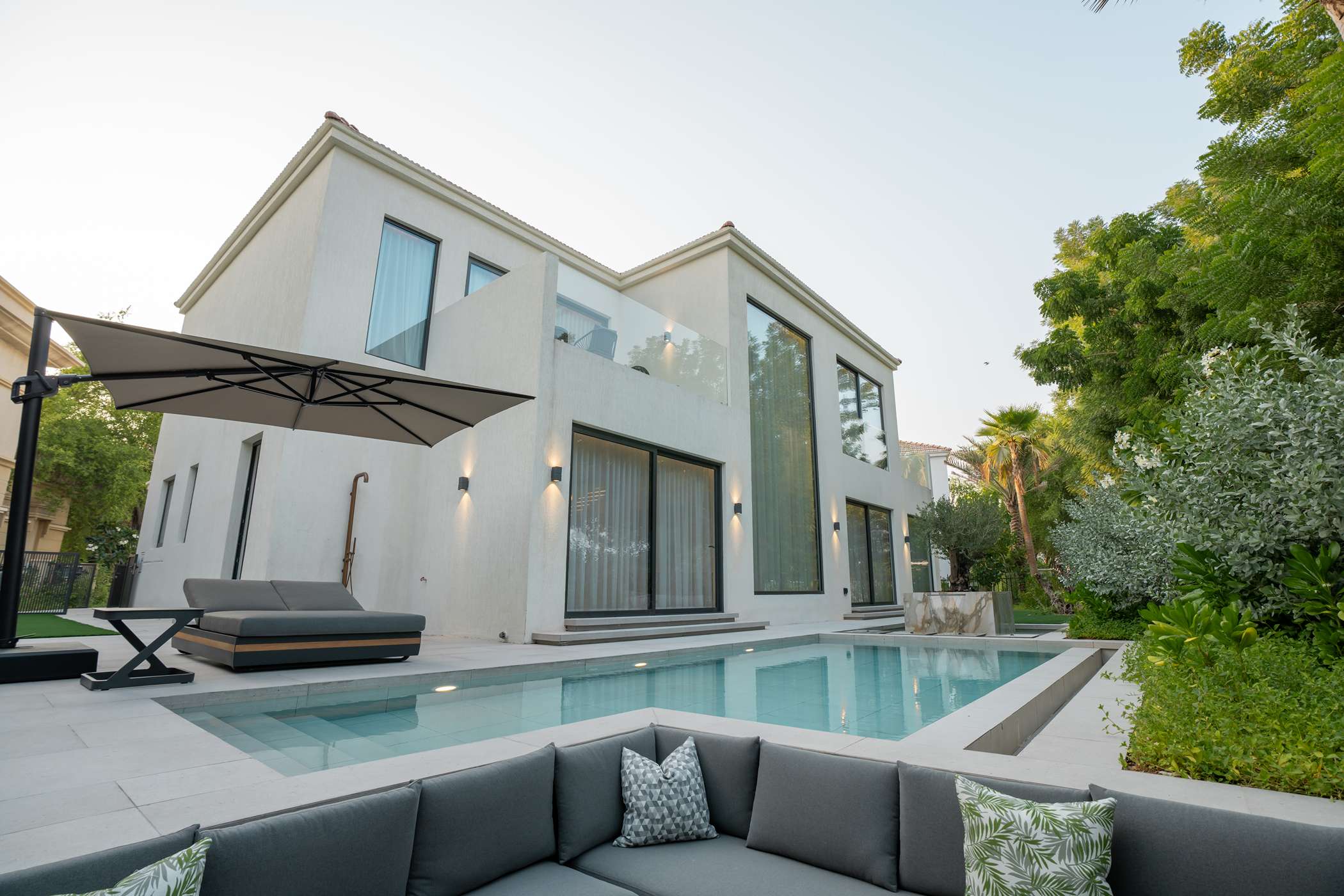 Jumeirah Islands Upgraded Villa with Sunken Seating and Pool — photo 2