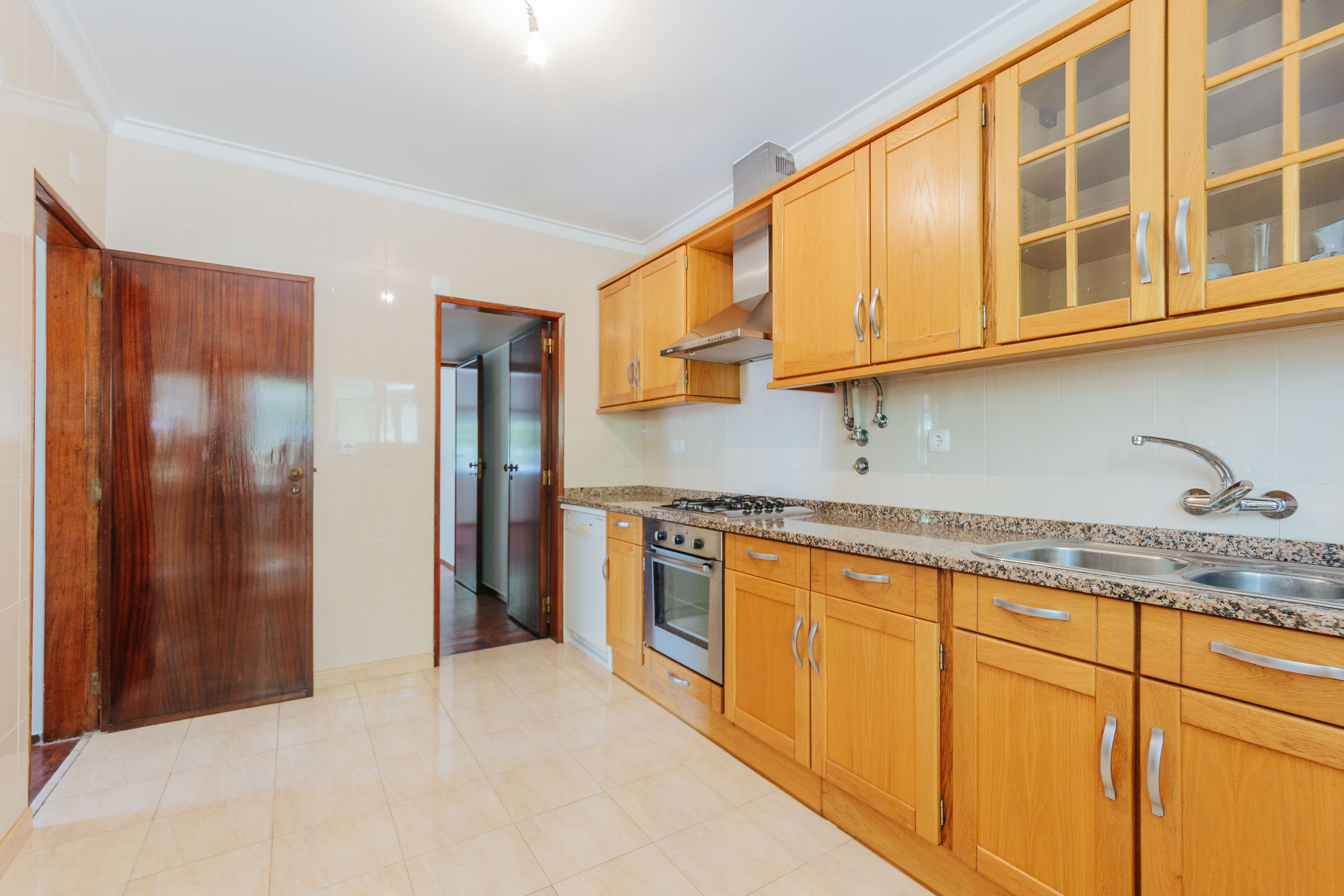 Detached 5-Bedroom House with Garden, Garage, and Basement in Oeiras - Lisbon, photo 2