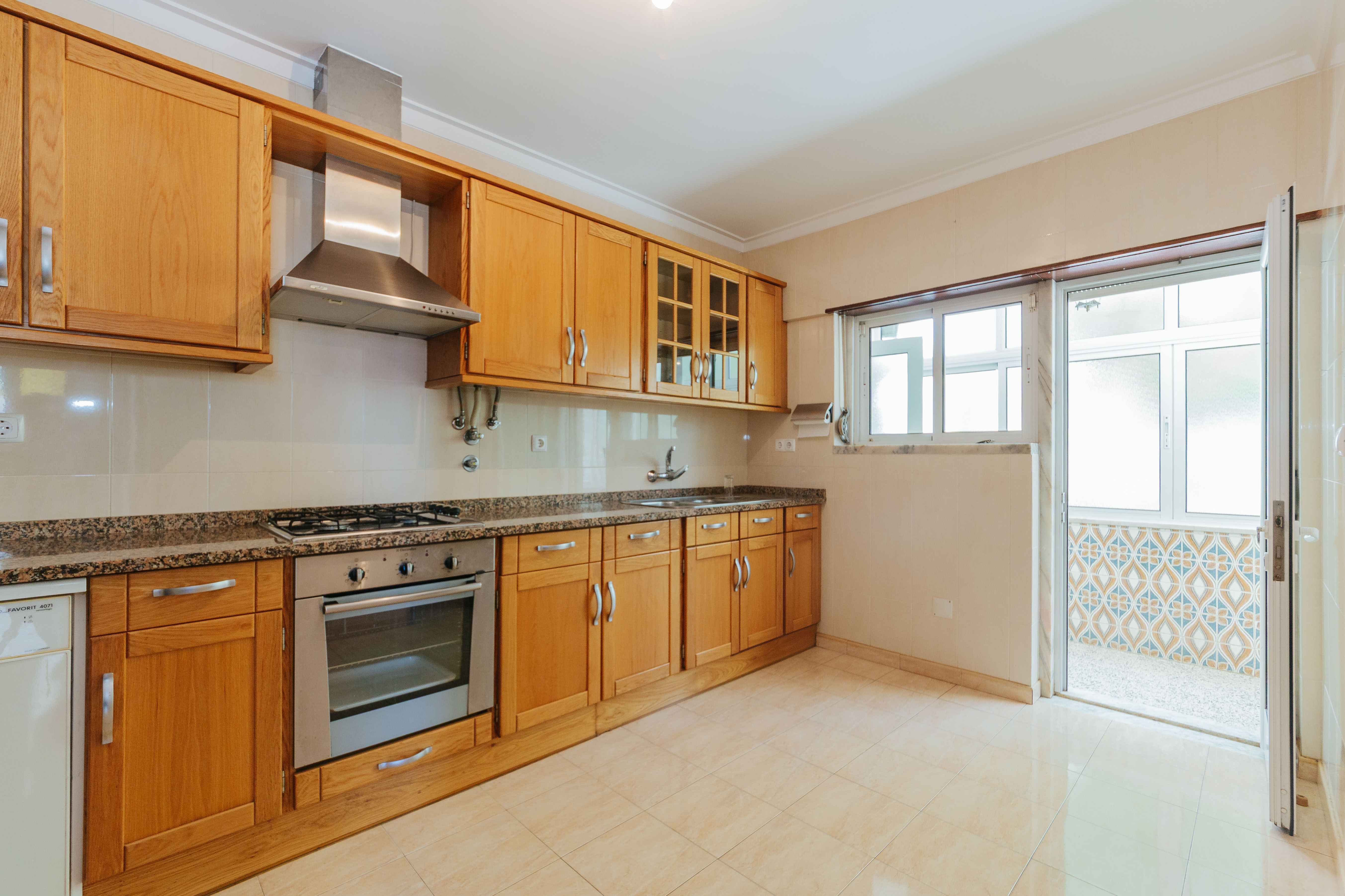 Detached 5-Bedroom House with Garden, Garage, and Basement in Oeiras - Lisbon, photo 3